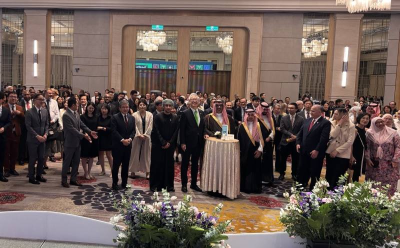 外交部政務次長吳志中與沙烏地阿拉伯駐台商務辦事處代表穆罕默德（Mohammed S. A. Alghamdi）及全體嘉賓合影。