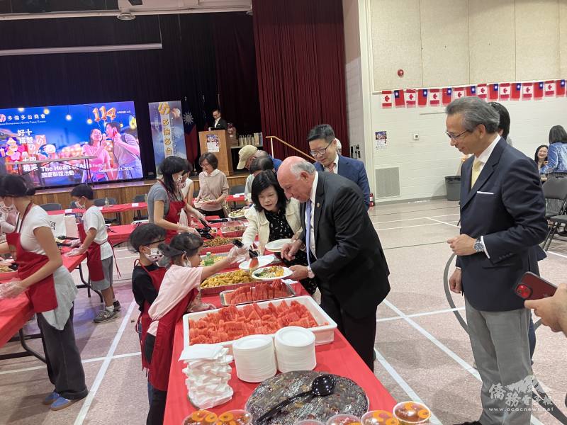 臺裔小朋友協助打菜從小參與僑社活動與習得臺灣美食文化