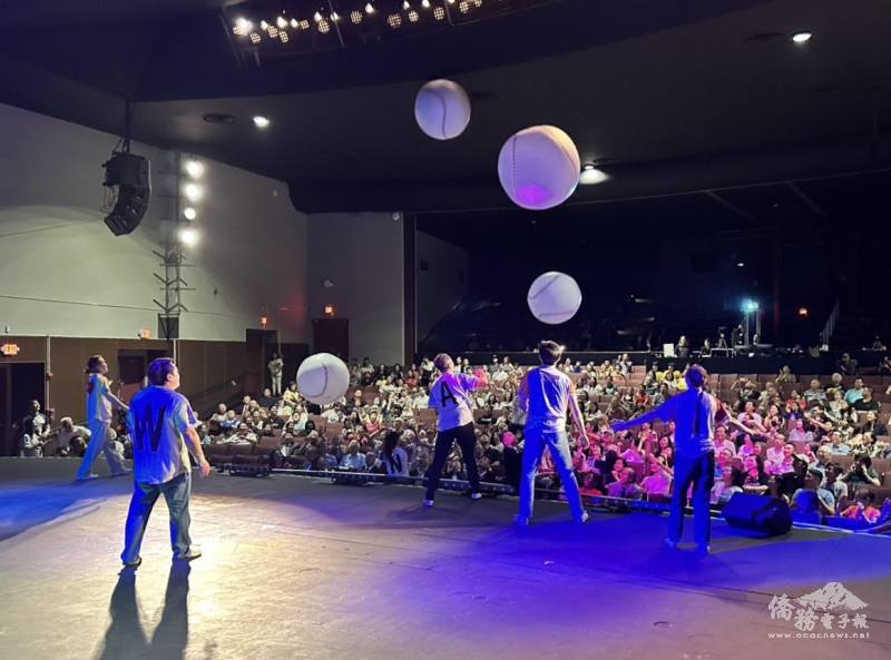 現場觀眾齊聲合唱中華職棒應援曲〈臺灣尚勇〉，將氣氛推向最高潮