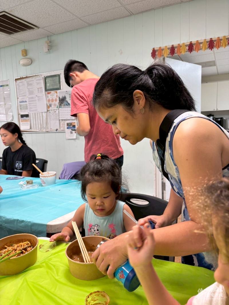 趙方淑美指導小朋友以溫水調和醬料濃度