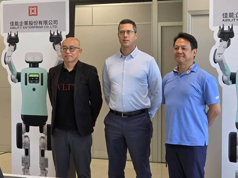 Agility創辦人赫斯特（Jonathan Hurst）（中）訪台，今天首站參訪佳能，他表示，未來人形機器人產業規模龐大，盼眾多在機器人不同領域、有專業知識的合作者組成聯盟。