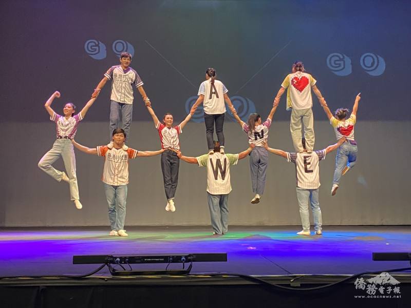 演員精湛的技藝贏得觀眾熱烈掌聲與歡呼