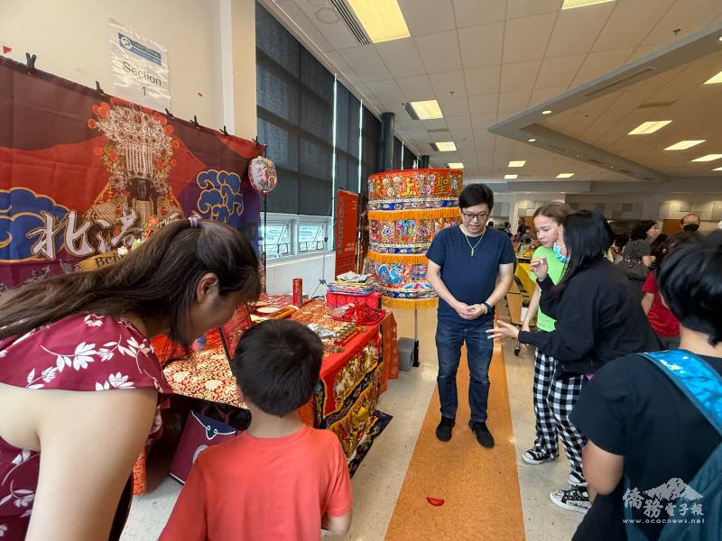媽祖香案前有專人解說，引導想要體驗擲筊問事的學生
