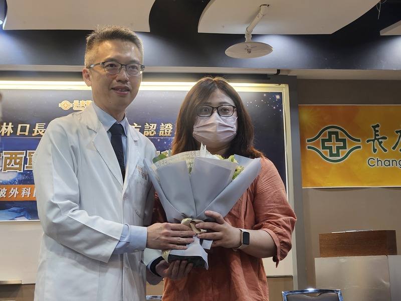 重症肌無力及早接受擴大胸腺切除，有助穩定病情。傳統手術傷口30公分，令人聞之卻步，單孔機器手臂手術，傷口小、恢復快，33歲謝小姐（右）術後1週就參加演唱會。