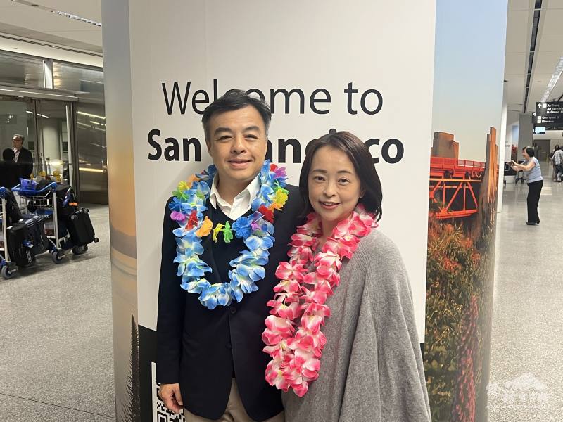 處長伍志翔伉儷受到近百位僑團代表及僑胞的熱情接機。