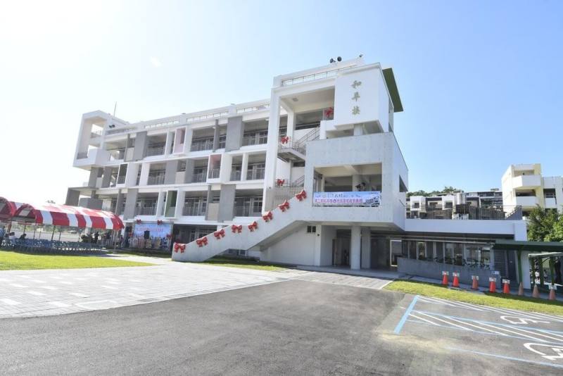 彰化縣大竹國小新建和平樓25日落成啟用，縣府指出，舊和平樓自民國69年啟用至今已40多年，結構老舊且梁柱鏽蝕決定拆除，新建物共規劃17間教室，同時整修地坪，提供學子優質學習環境。（彰化縣政府提供）
