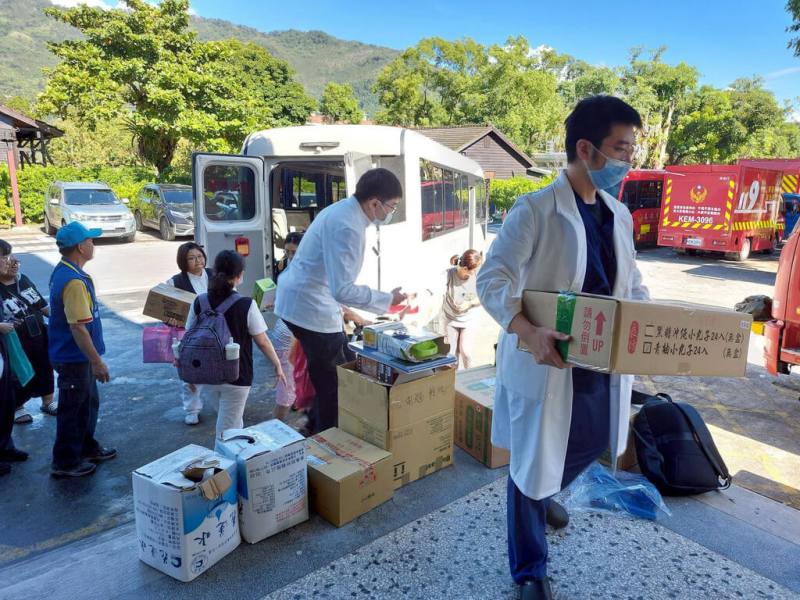 馬太鞍溪堰塞湖溢流造成災情，花蓮慈濟醫院組成醫療先鋒隊，25日前往光復糖廠喜悅樓進駐醫療站，提供中西醫等專科醫護，帶來百人份藥物資源。（花蓮慈濟醫院提供）