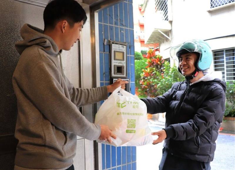 垃可「到府代收垃圾」服務，讓收取夥伴像外送員一樣，按約定時間到家門口收垃圾。（垃可提供）