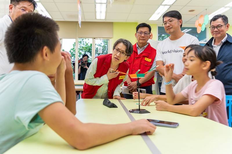 副總統赴花蓮光復鄉太巴塱教會、大進國小收容中心、中央災害應變中心前進協調所及光復鄉公所等地關心受災民眾