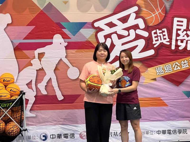 超級女子籃球聯賽WSBL中華電信女籃「愛與關懷巡迴公益活動」24日前往苗栗三義高中，讓陣中當家後衛徐詩涵（右）回到母校，鼓勵學弟妹們勇敢追夢，並獻花給當年女籃教練鄭卉如（左）。（主辦單位提供）