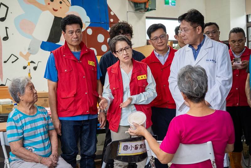 蕭美琴副總統24日下午先後前往光復鄉太巴塱教會、大進國小收容中心、中央災害應變中心前進協調所及光復鄉公所等地關心救災進度及傾聽災民需求