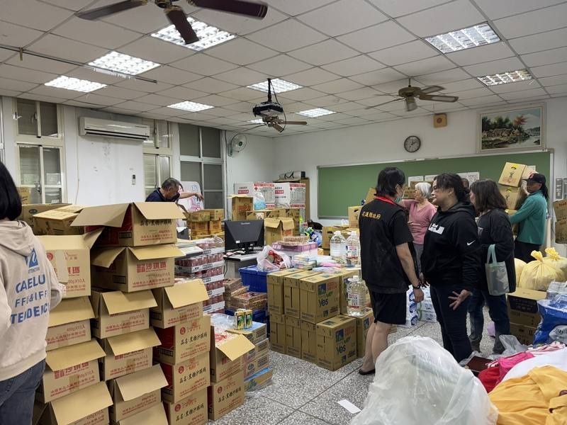 馬太鞍溪堰塞湖溢流造成花蓮縣光復鄉陷入泥濘與混亂，花蓮縣府開立賑災專戶，也開放民眾捐贈物資，可親送至光復糖廠前進指揮中心，或就近送到花蓮市中正體育館