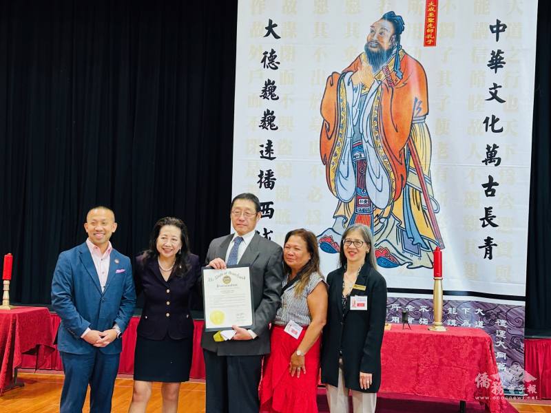 馬州州務卿Susan Lee(左二)、馬州州參議員Dr. Clarence Lam林力圖(左一)、馬州州長亞太裔辦公室董事王佩蓮(右一)與大華府祭孔大典委員會會長管士彥(中)合影