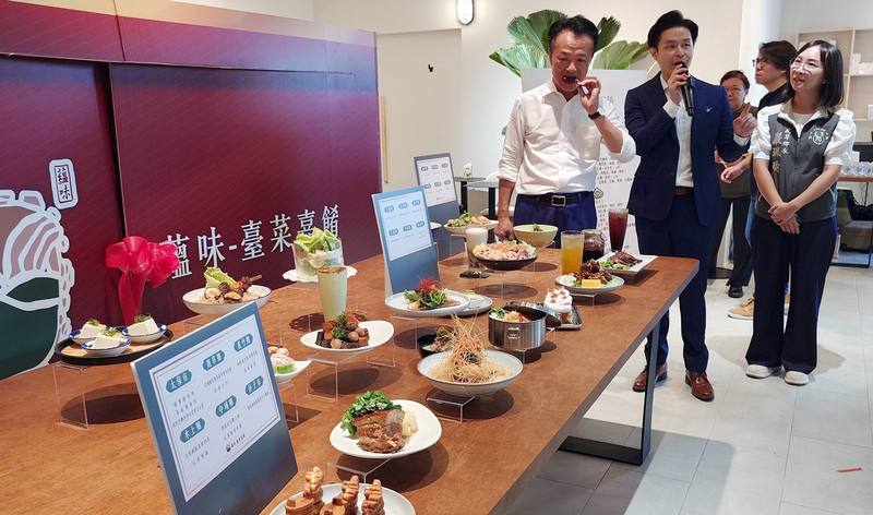 嘉義縣政府輔導曾在高職餐飲科任教14年的張延齊（左2）開設「蘊味-台菜嘉餚」餐廳，25日正式開幕，縣長翁章梁（左1）特別登門道賀，品嚐嘉義在地食材烹飪的美食