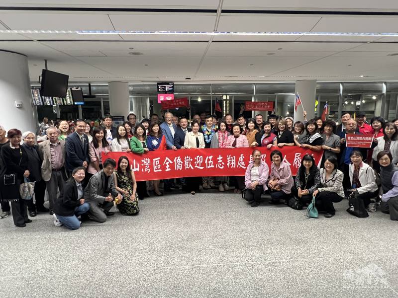 百位僑團代表及僑胞與處長伍志翔伉儷合影。