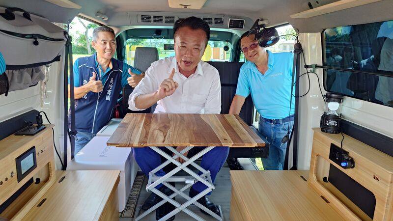 114年嘉義縣商圈聯合購物節「嘉尚好禮」10月開跑，消費滿新台幣200元即可登錄抽獎，嘉義縣長翁章梁（中）25日為最大獎的改裝露營車開箱