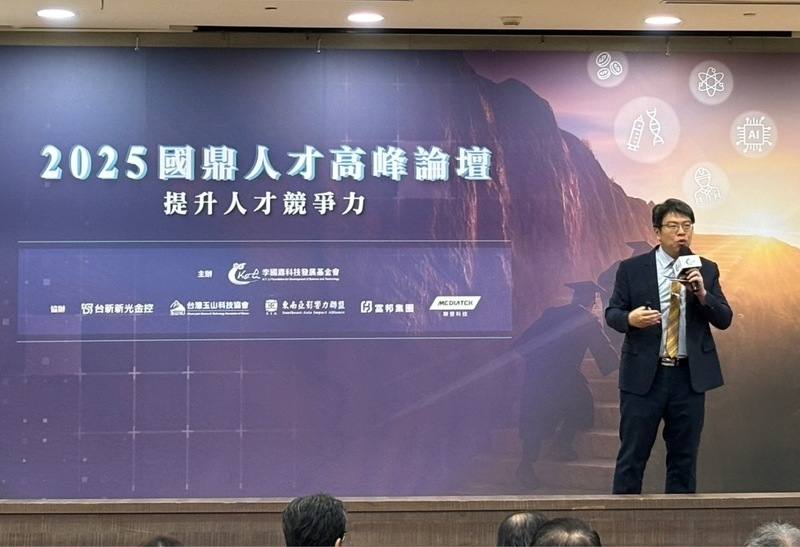 台北市立建國中學校長莊智鈞（圖）25日出席2025國鼎人才高峰論壇發表主題演講，鼓勵學生追尋願意一生投入熱情所在的領域，因為各個領域的人才都同樣重要