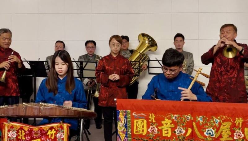 台灣客家八音與銅管合奏登斯洛伐克舞台。「田屋北管八音團」、「新竹北埔八音團」與「銅好重奏團」於23日在布拉提斯拉瓦的瑞奇宮演出。（駐斯洛伐克代表處提供）