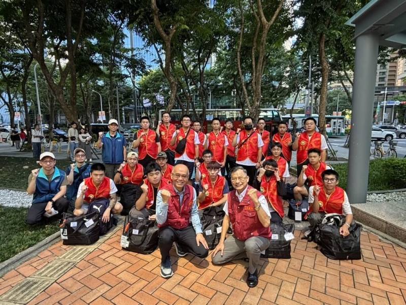 花蓮馬太鞍溪堰塞湖溢流釀嚴重災情，新北市民政局表示，25日起至29日動員20名替代役男前進花蓮災區協助救災。圖為役男整裝出發。（新北市民政局提供）