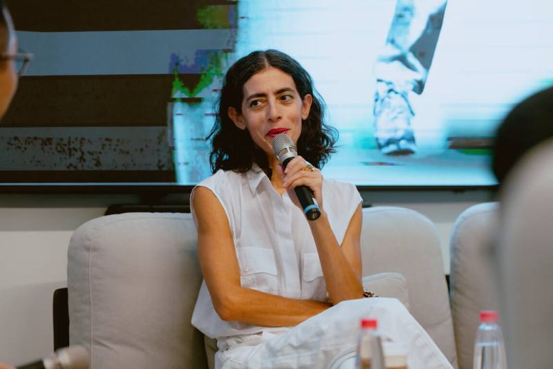 藝術家瑪麗亞．哈薩比（Maria Hassabi）（圖）帶來最新獨舞作品「此時此地」，以「慢」對抗當代快節奏與視覺速食化慣性。（北藝中心提供）