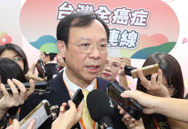 衛福部長石崇良（中）25日在南港展覽館出席「全癌連十週年里程碑」並在會後接受媒體聯訪表示，預估10月將迎流感疫情高峰，10月1日起放寬公費抗病毒藥對象，並提早供花蓮災區收容中心打公費流感疫苗，有疑似症狀也可用公費抗病毒藥