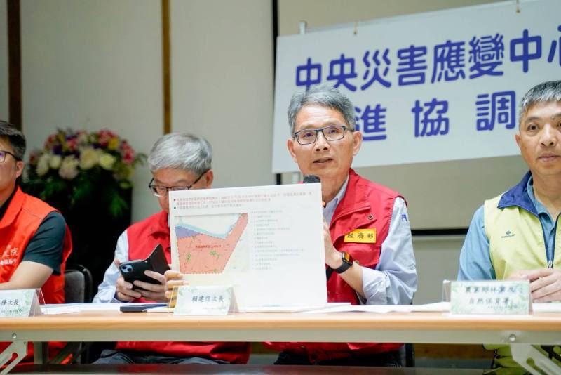 總協調官經濟部次長賴建信說明花蓮馬太鞍溪堰塞湖溢流最新救災進度