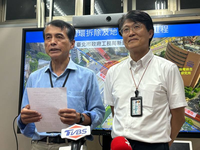 台北市交通局長謝銘鴻（左）與工務局長黃一平（右）25日宣布，公館圓環路口改善工程在市府團隊與廠商協力趕工之下，將提前在29日上午6時完工，啟用正交路型