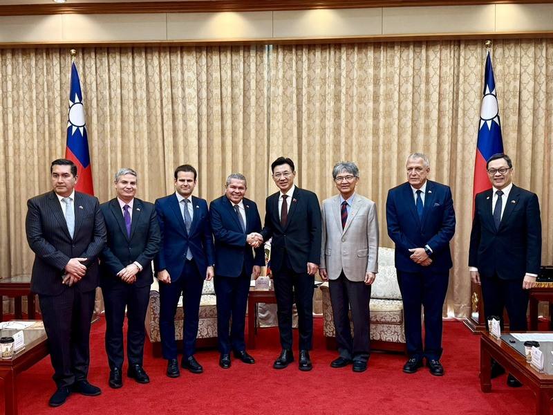 立法院副院長江啟臣（右4）25日下午在民進黨立委王正旭（右3）等人陪同下，接見「哥倫比亞參議院外交委員會前主席培瑞茲參議員訪問團」