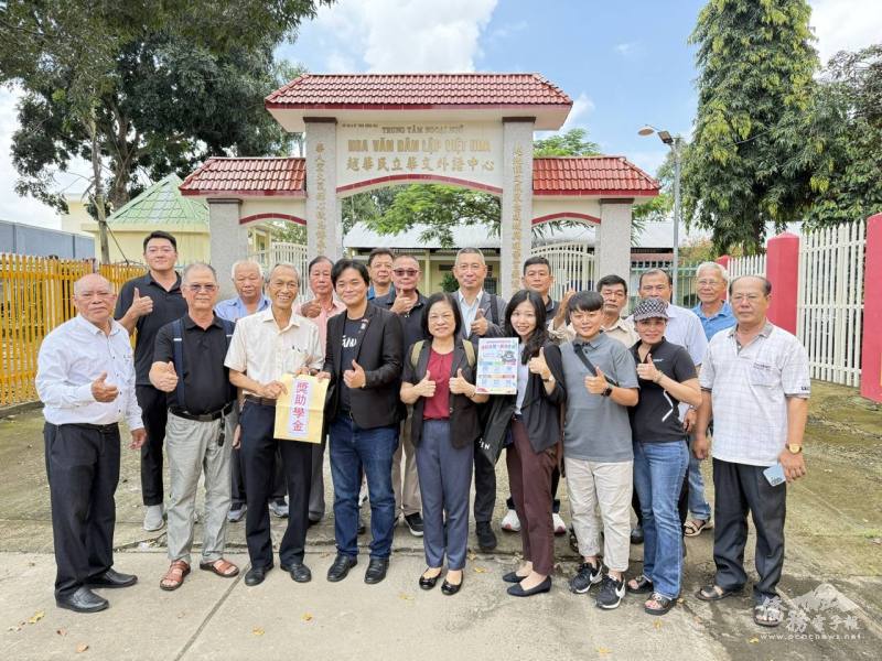 越華民立學校與臺商捐助代表合影，受贈獎助學金