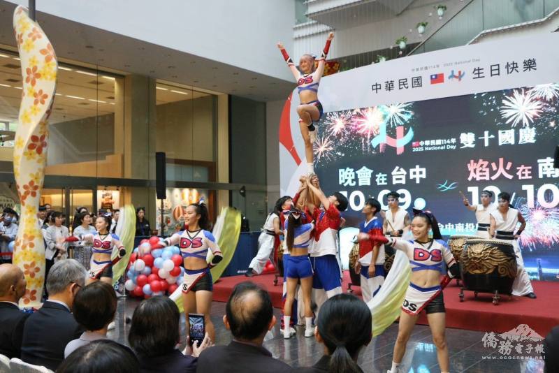 九天民習技藝團結合臺中冠軍啦啦隊，帶來精彩的開場演出