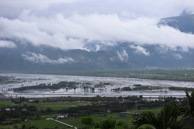 花蓮馬太鞍溪堰塞湖溢流，造成嚴重災情與傷亡，24日從高處眺望光復鄉，可見大片泥沙、土石漫流