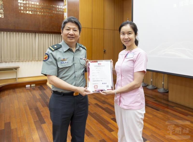 護理部吳主任呈獻專利獎項給予院長吳少將。（國軍高雄總醫院提供）