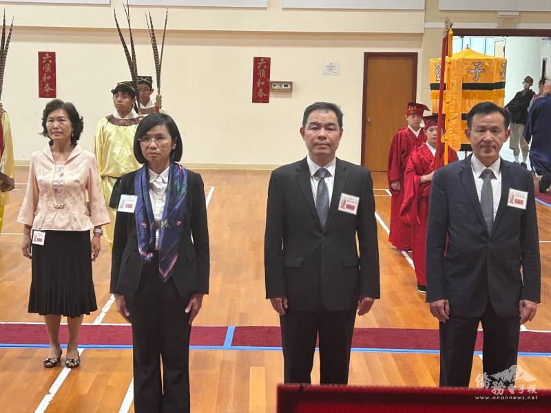 駐美代表處教育組組長周慧宜(左一)、領務組副組長陳彥夆(右一)、僑教中心主任黃正杰(中)擔任分獻官