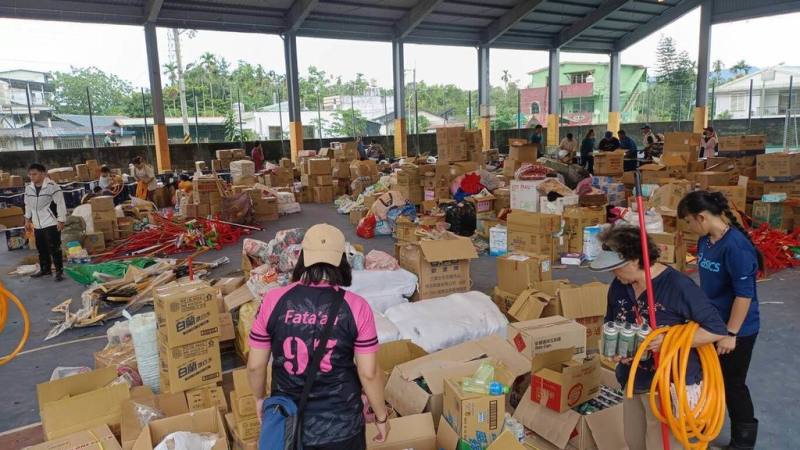 花蓮馬太鞍溪堰塞湖23日溢流釀嚴重死傷，消息傳出後各界愛心捐款物資紛紛湧入，花蓮FATA'AN部落聲明，光復國小風雨球場跟演藝堂已放滿物資，部落青年忙著接收跟整理物資，都來不及將物資送出到災民手中。（花蓮FATA'AN部落提供）