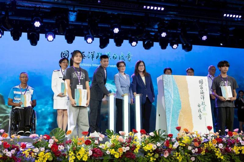 副總統與現場貴賓一同進行《國家海洋政策白皮書》啟動儀式