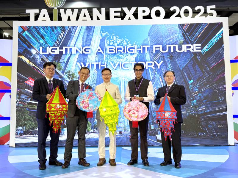 2025年印度台灣形象展在新德里展開，中華民國對外貿易發展協會董事長黃志芳（中）與貴賓共同為展會揭開序幕。