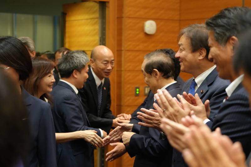 立法院長韓國瑜（後中）率領跨黨派立委訪問日本，25日傍晚拜會日華議員懇談會，日本國會議員超過百人出席，場面熱烈。