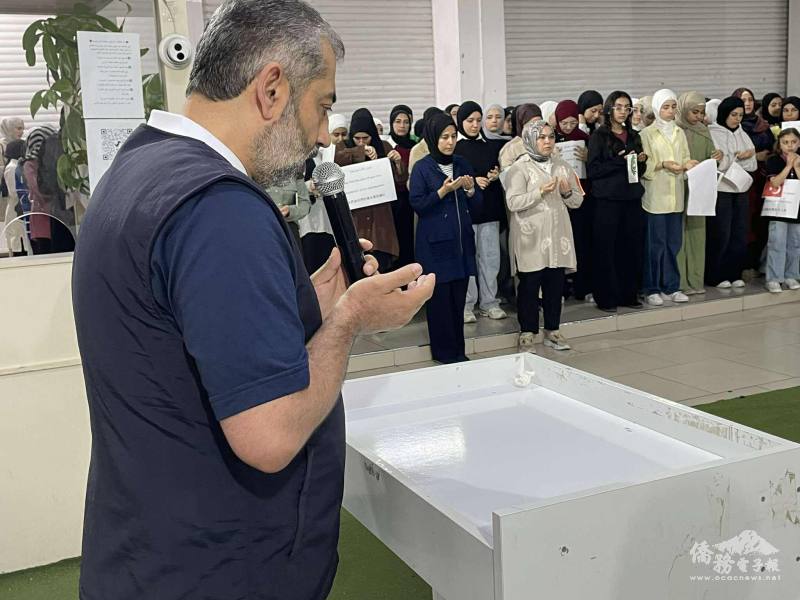 校長帶領全體師生進行祈禱，會場氣氛莊嚴而感人。