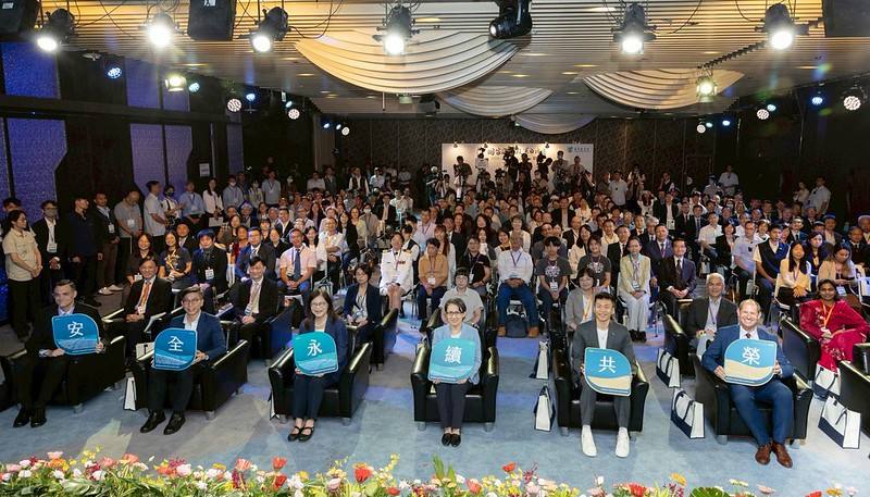 副總統和與會人員合影