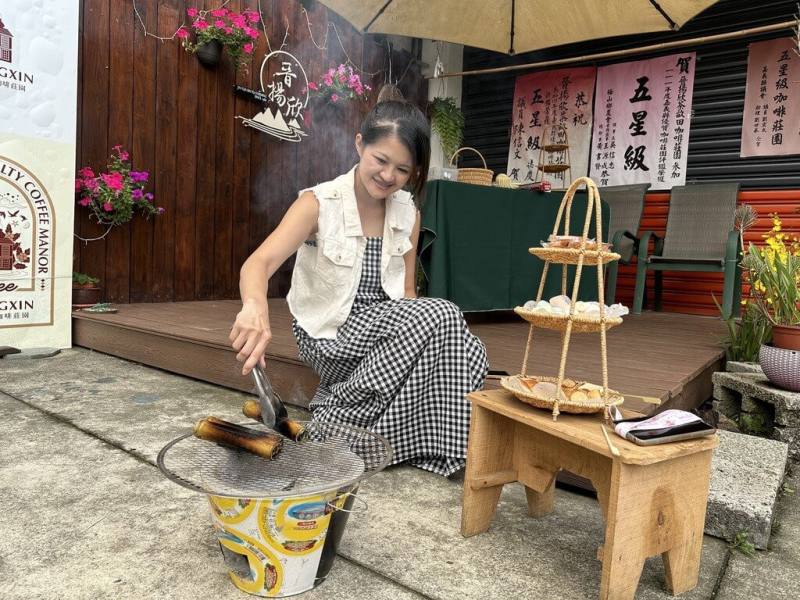 梅山鄉太興村是嘉義縣著名的茶產區，能體驗獨特的「烤茶DIY」活動，將茶葉放入竹筒中，經過爐火烘烤，竹香與茶香完美融合，可製作出一杯獨具風味的茶。（嘉義縣文觀局提供）