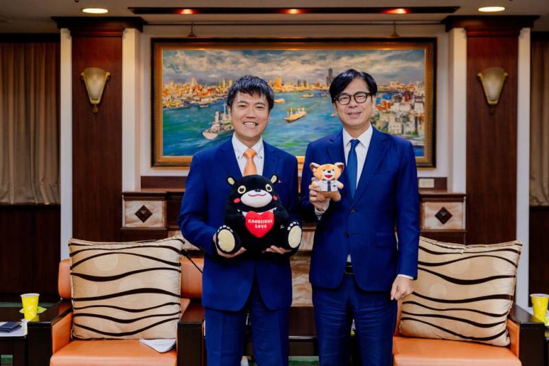 捷星日本航空預計近日宣布開設連接高雄與成田的新國際航線，捷星日本航空代表董事兼總經理田中正和（左）26日率隊拜會高雄市政府，與市長陳其邁（右）交流，並請求協助航線開設相關事宜。（高雄市觀光局提供）