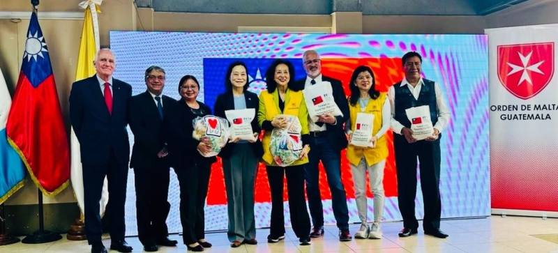 旅美非政府組織「幫幫忙基金會」會長鮑潘曉黛（右4）近日率團訪問友邦瓜地馬拉，與駐瓜大使張俊菲（左4）出席政府與在瓜合作單位物資捐贈儀式，協助提升弱勢族群生活。（幫幫忙基金會提供）