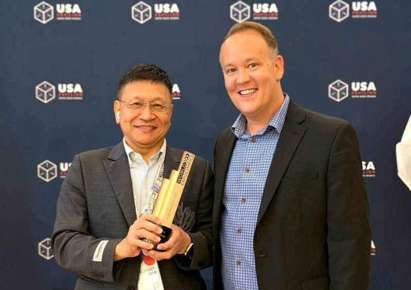 台灣在大阪世博推出的TECH WORLD館入圍「世界博覽會奧林匹克評選」4大獎項，館內的「生命劇場」獲頒最佳展覽或展示獎。圖為TECH WORLD館館長邱揮立與評選單位TEDA執行總監Travis Staton合影。（TECH WORLD館提供）