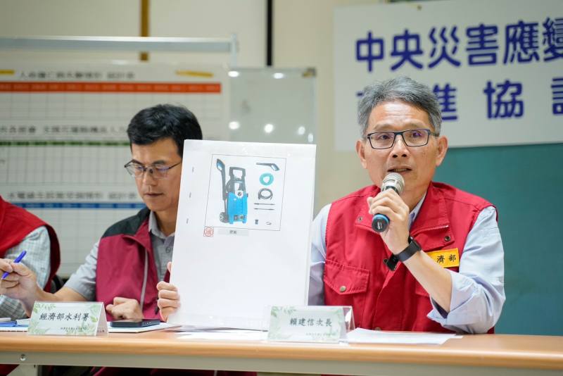 總協調官經濟部次長賴建信說明花蓮馬太鞍溪堰塞湖溢流最新救災進度