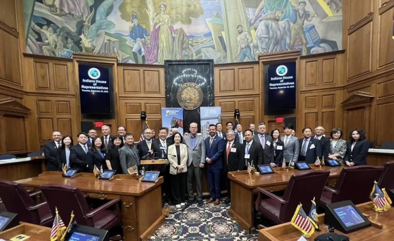 台灣農產品貿易赴美友好訪問團玉米黃豆分團與印第安納州簽署採購意向書，農業部次長杜文珍（左9）、駐芝加哥辦事處長類延峰（右7）及印州州長布勞恩（右11）、副州長貝克威斯（右10）等合影。（駐芝加哥辦事處提供）