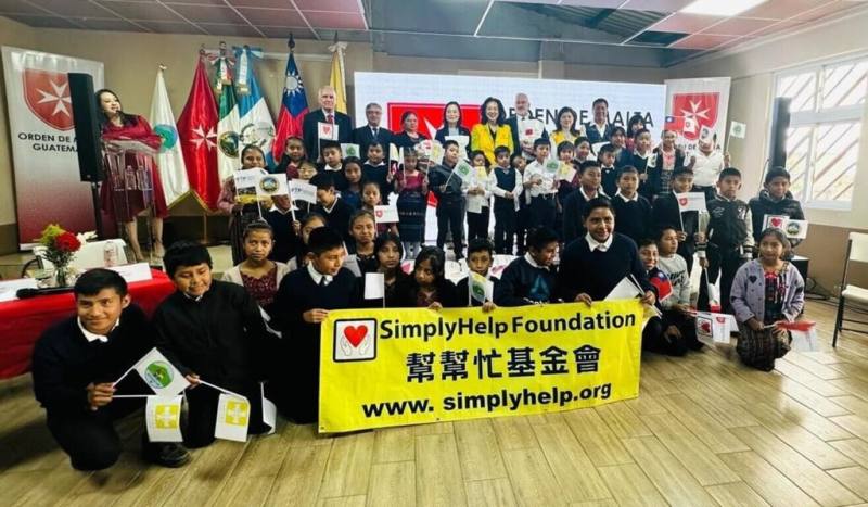 旅美非政府組織「幫幫忙基金會」近日訪問友邦瓜地馬拉，出席政府與在瓜合作單位物資捐贈儀式，協助提升弱勢族群生活。（幫幫忙基金會提供）