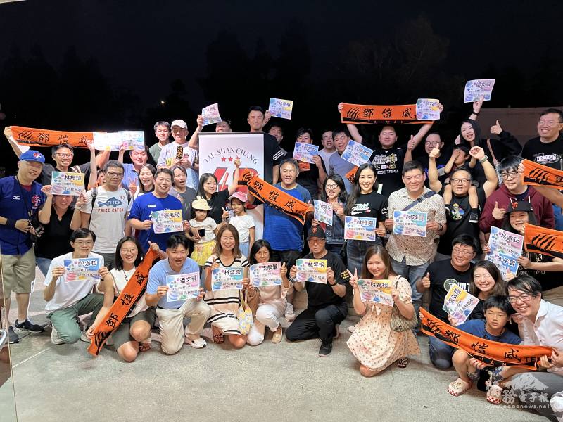 張泰山閃電球友會與球迷合影。