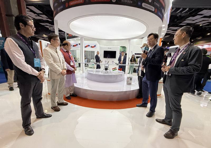 太思科技董事長何俊炘（右2）表示，100%台灣自製的無人機產品將導入印度，這款無人機已經在印度通過飛行高度超過3000公尺、來回航行距離超過50公里的測試。