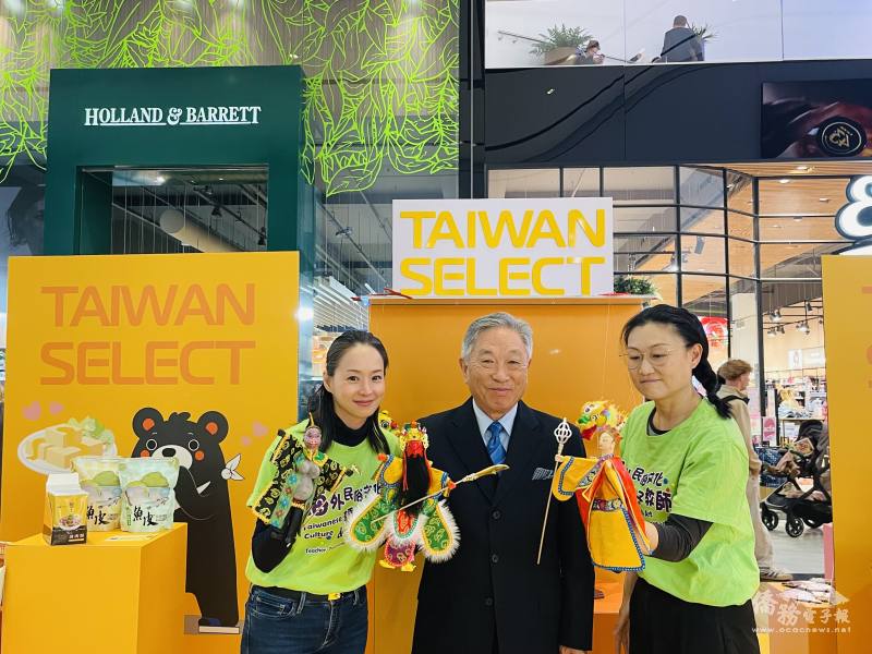 陳又菱（左）和劉怡君（右）2位文化老師身著僑委會文化種子教師綠色T恤格外醒目,中為駐荷蘭代表處大使田中光