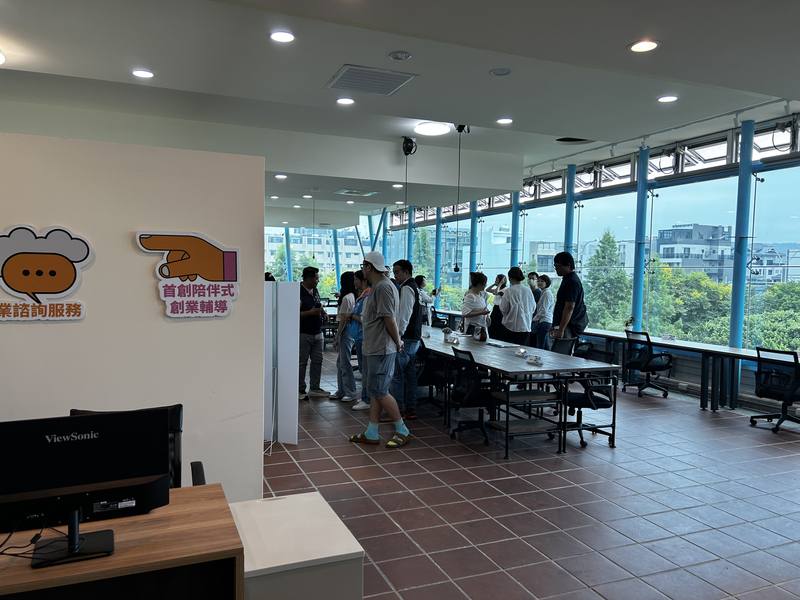 彰化圓林園青創基地26日揭牌啟用，基地設有3間獨立辦公室與30席的共同工作空間，目前已有地政事務所及設計工作室等進駐。